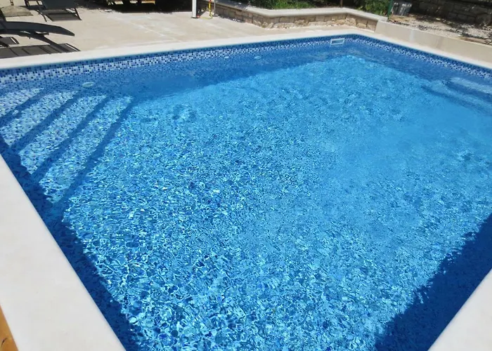 Petrinic V * פולה